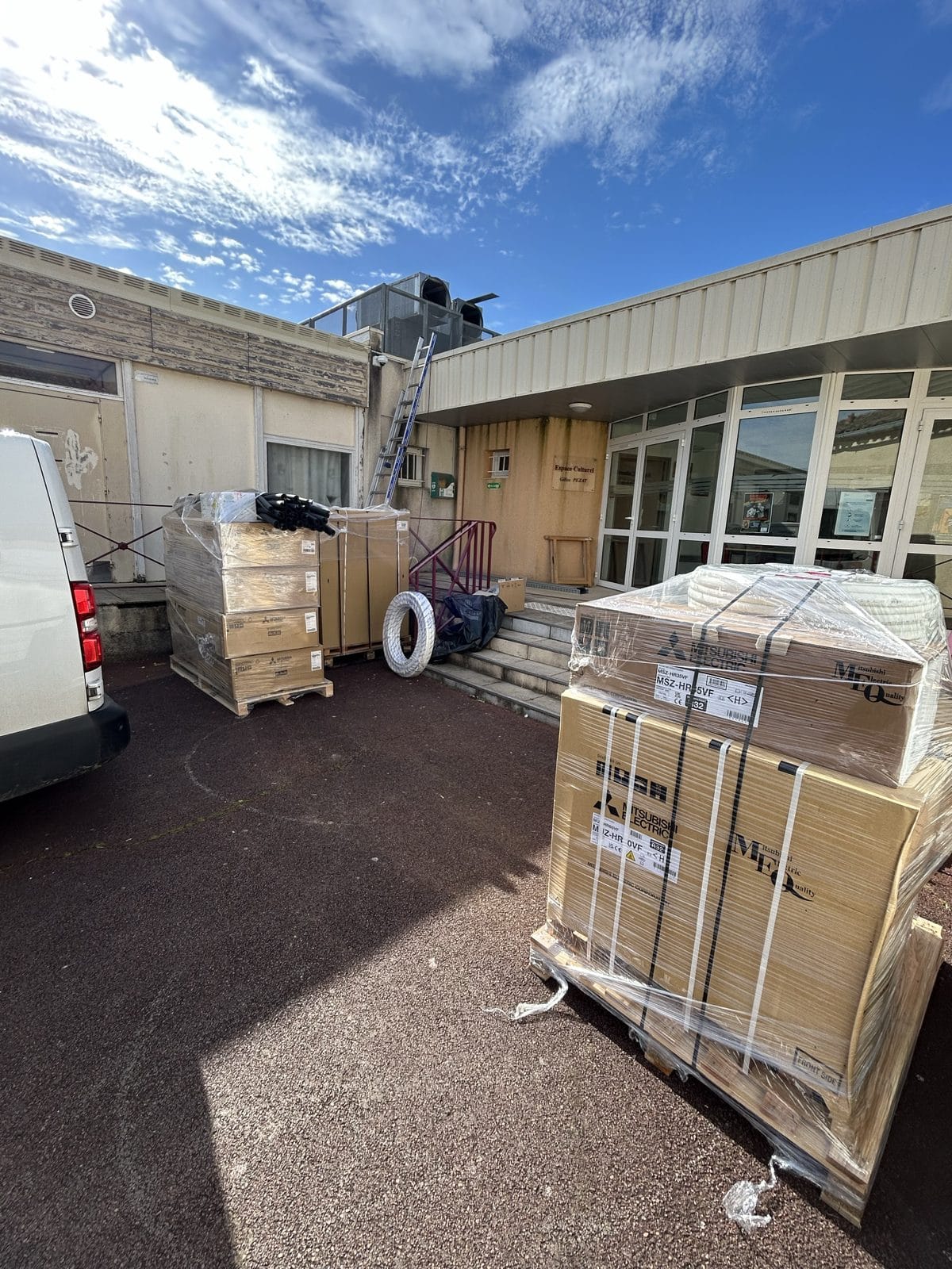 Livraison du matériel Mitsubishi Electric (cassettes plafonnières et unités extérieures) sur le chantier Beautiran