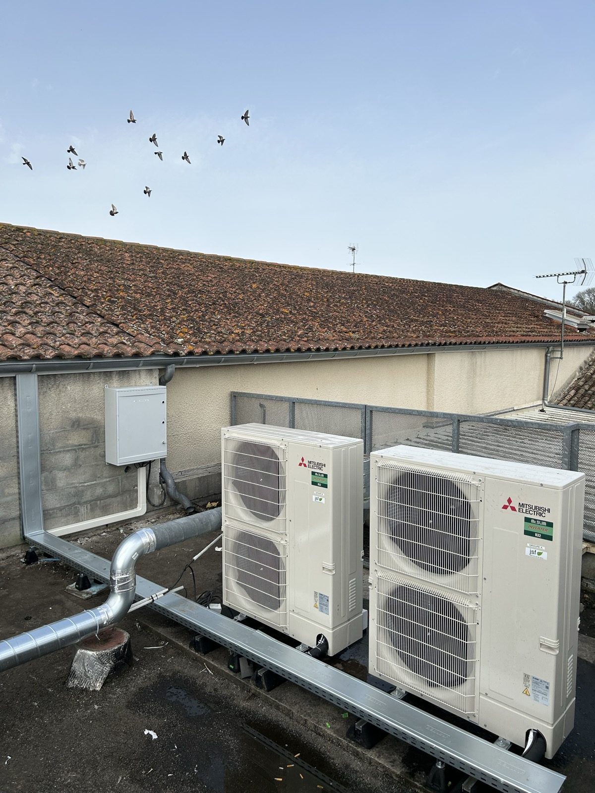 Nouveau groupe Mitsubishi Electric installé sur dalle technique - climatisation salle des fêtes Beautiran