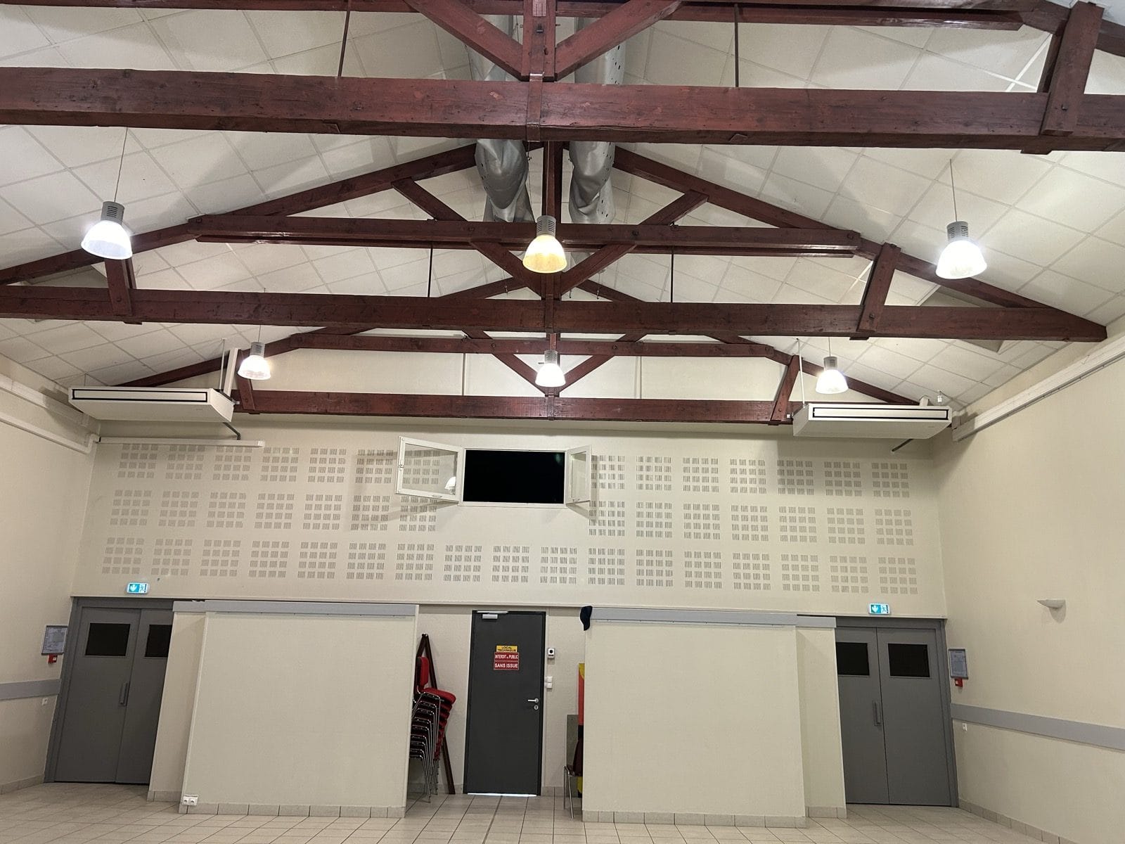 Vue intérieure de la salle des fêtes de Beautiran avant installation des cassettes plafonnières Mitsubishi