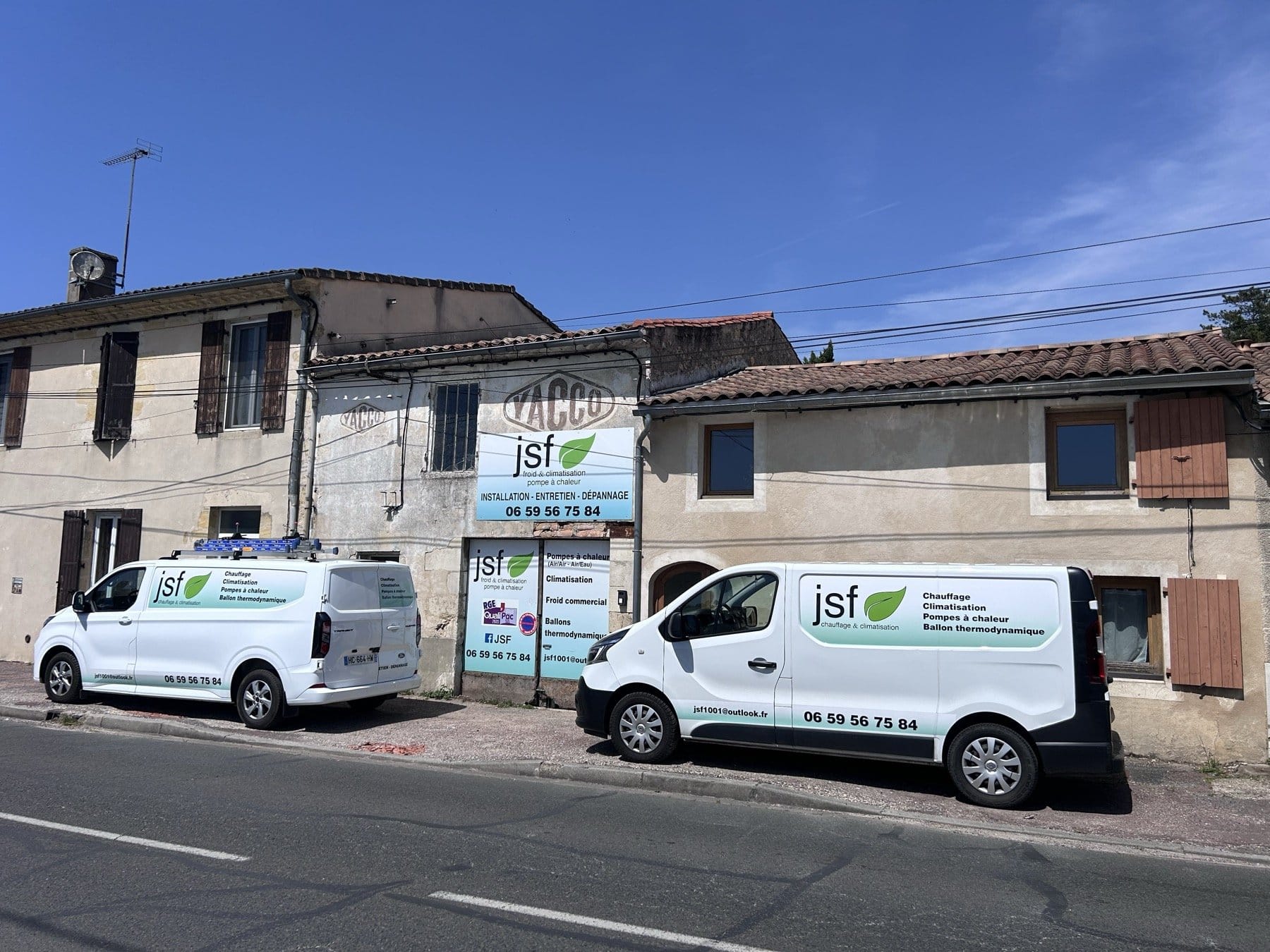 Les 2 camions JSF devant le dépot, Podensac (Gironde) - JSF chauffage climatisation
